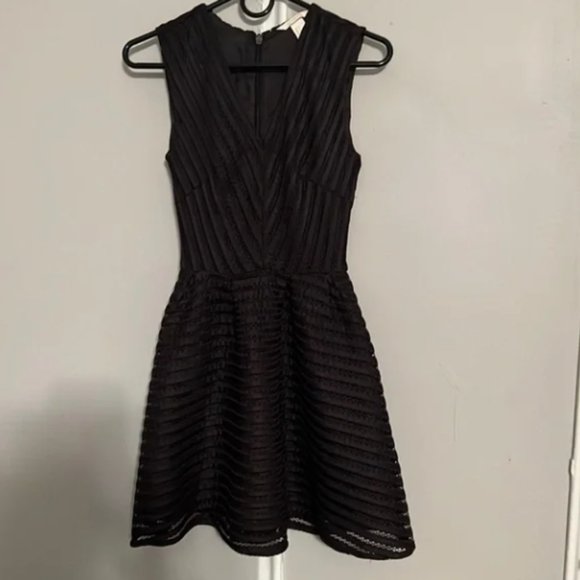 A black dress - Picture 3 of 3